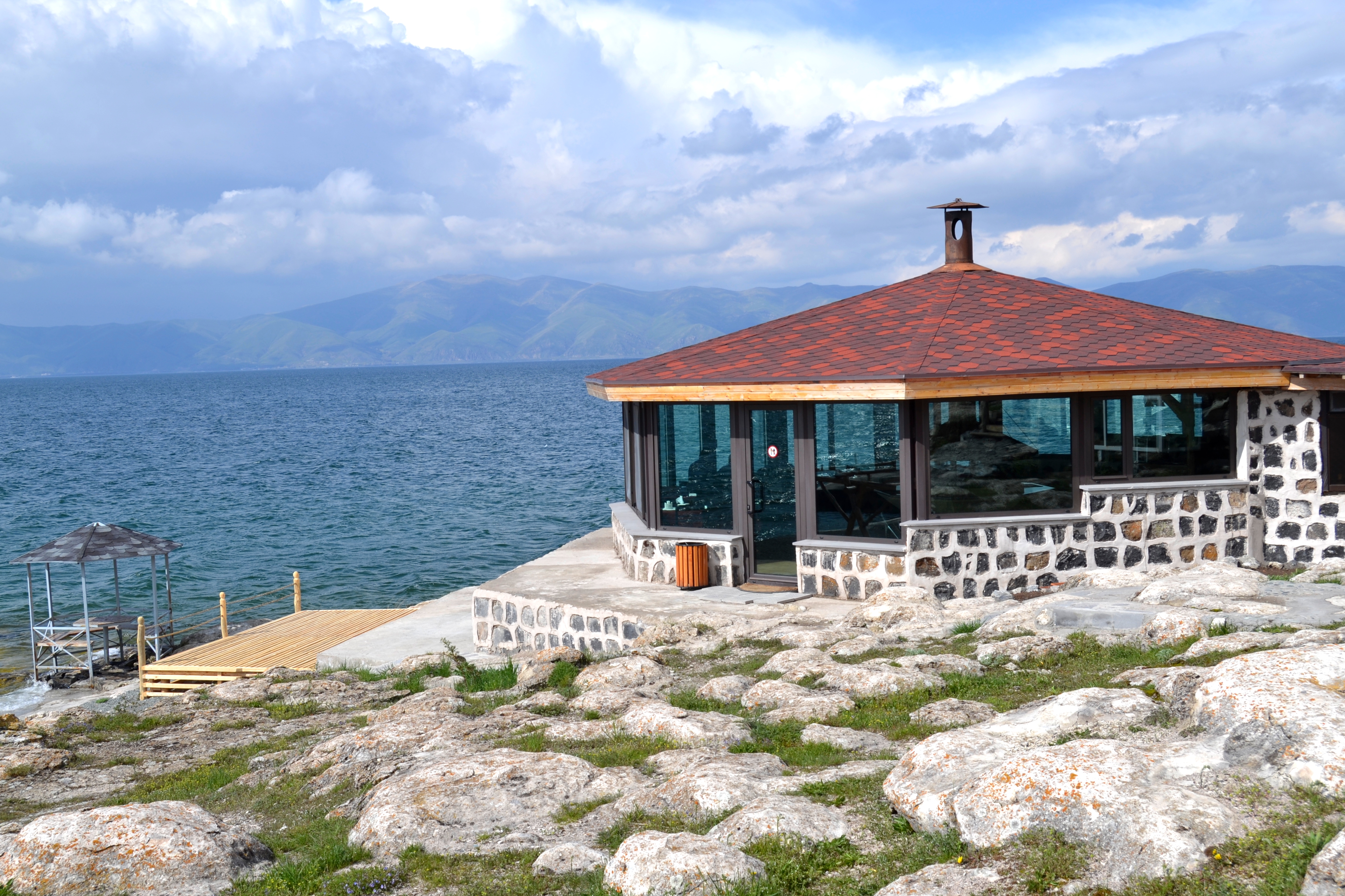 Беседка у моря. Цовасар Севан. Ресторан на озере Севан. Озеро Севан кафе. Ресторан на озере Севан Армения.